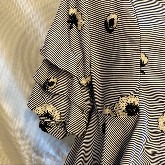 Gracia blue white embroidered ruffle asymmetric top size medium - Picture 4 of 11